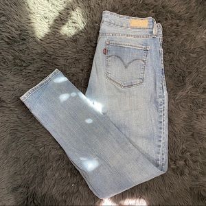 Light wash Levi Jeans